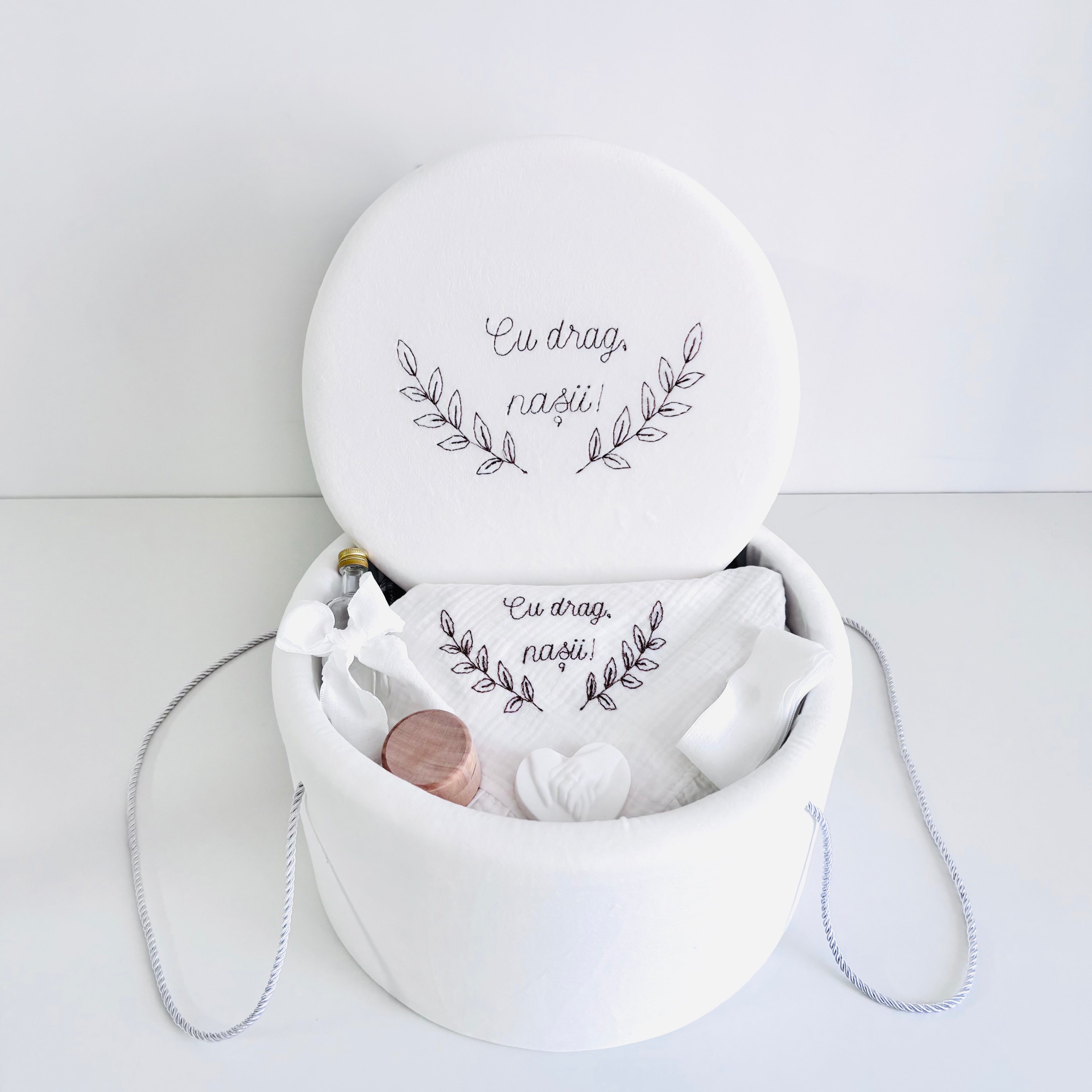 Trusou Din Muselina Pentru Botez + Cutie Pentru Trusou Brodată