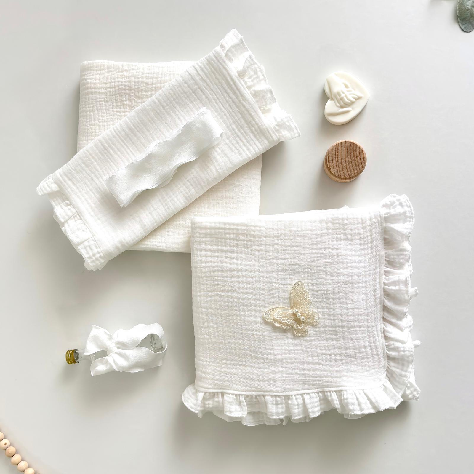 Trusou din Muselina Ivory Pentru Botez cu Fluture Crem