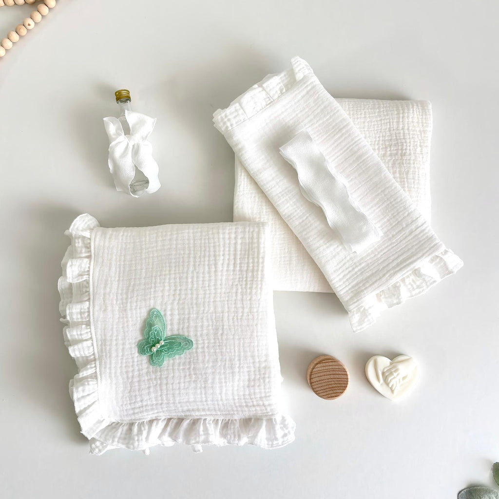 Trusou din Muselina Ivory Pentru Botez cu Fluture Vernil