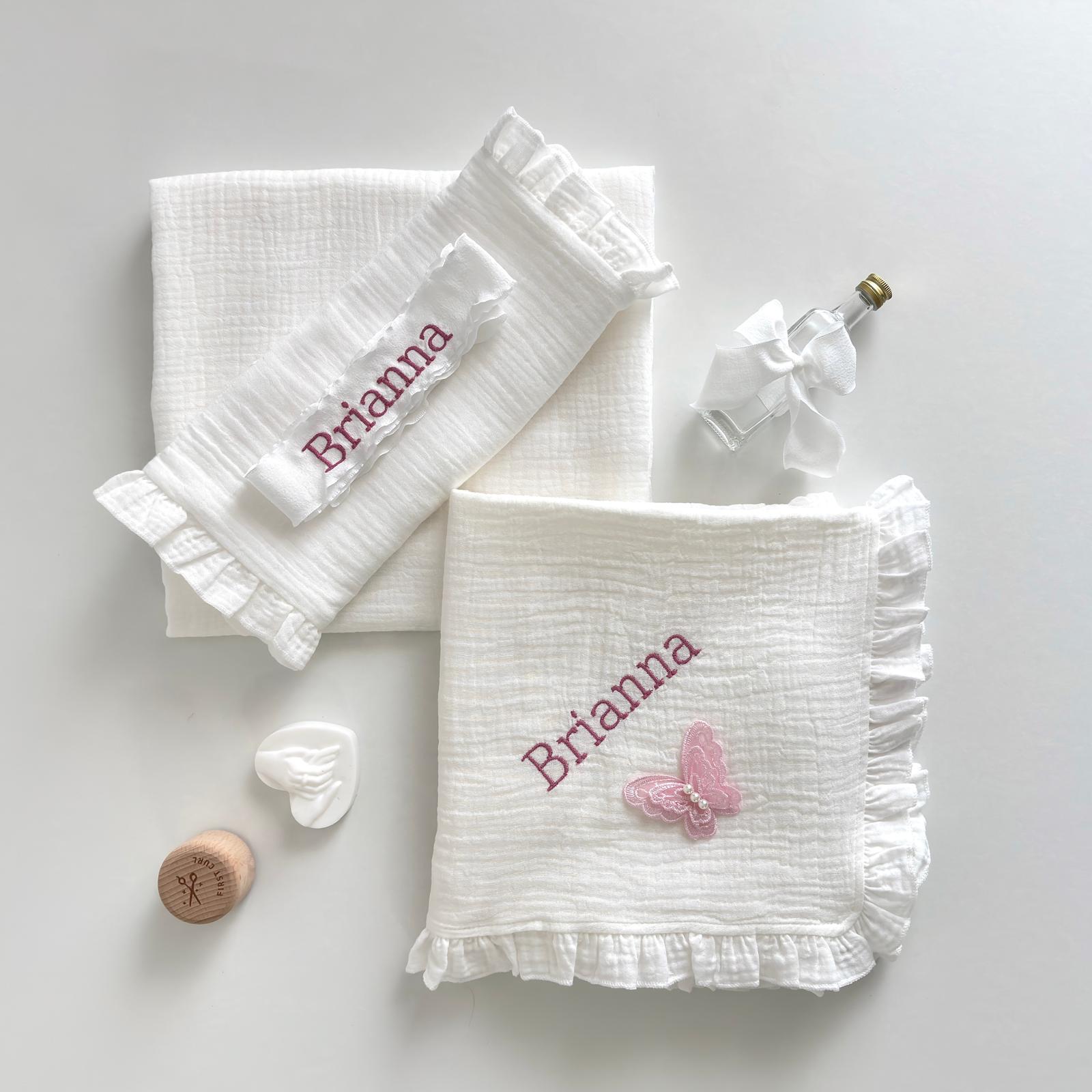 Set Trusou din Muselina Pentru Botez Personalizat + Cutie Pentru Trusou Personalizată si Lumânare TB035