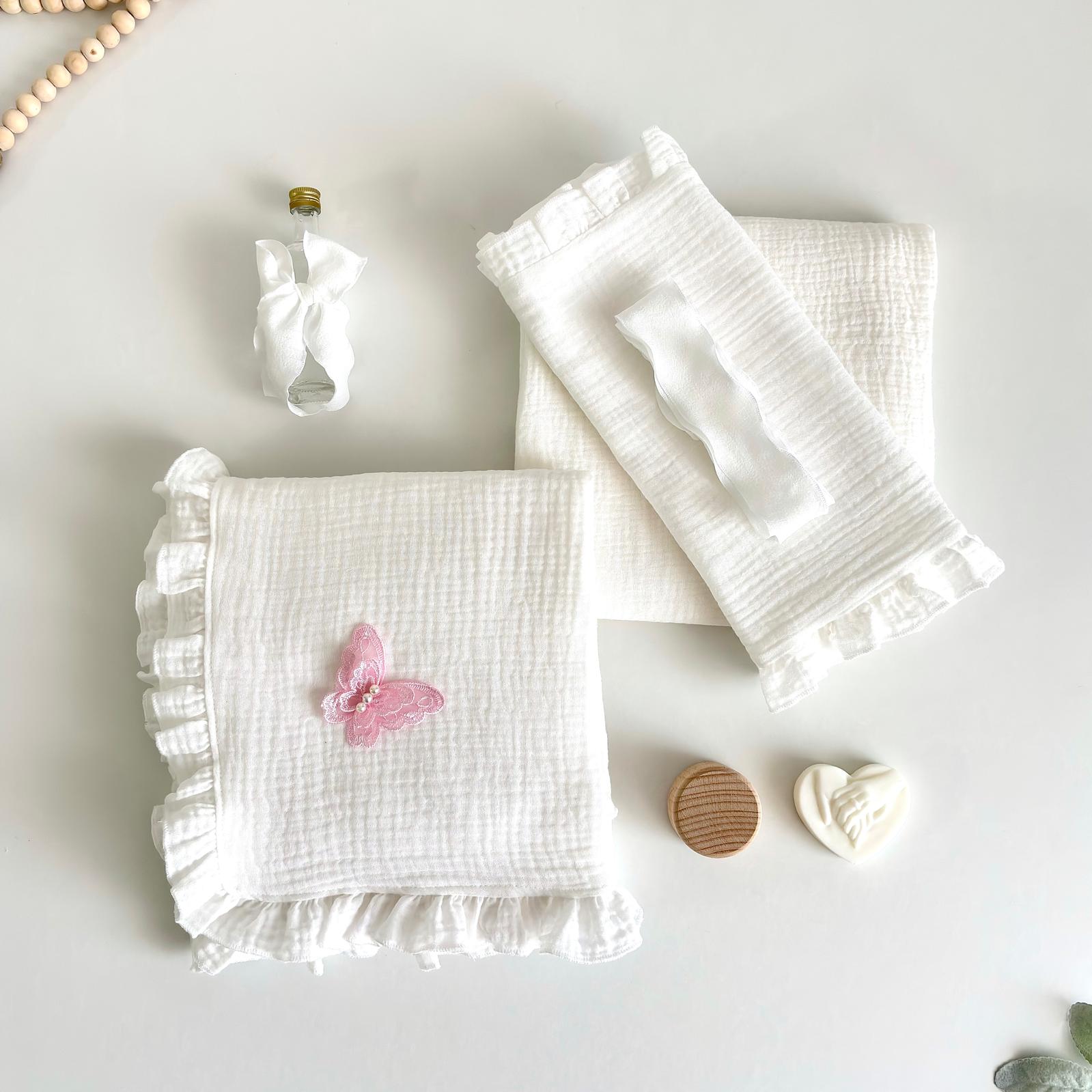 Trusou din Muselina Pentru Botez + Cutie Pentru Trusou Catifea Roz cu fluturi