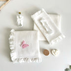 Trusou din Muselina Ivory Pentru Botez cu Fluture Roz