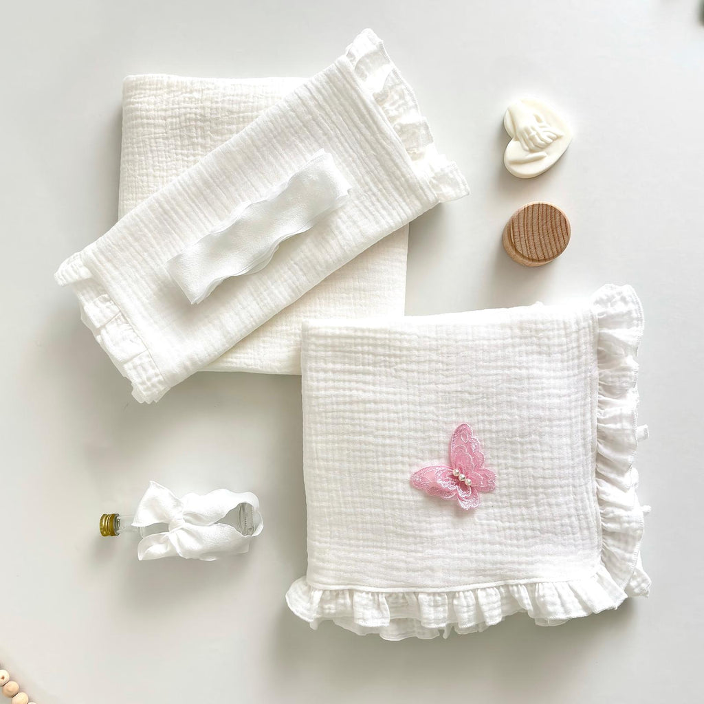 Trusou din Muselina Ivory Pentru Botez cu Fluture Roz