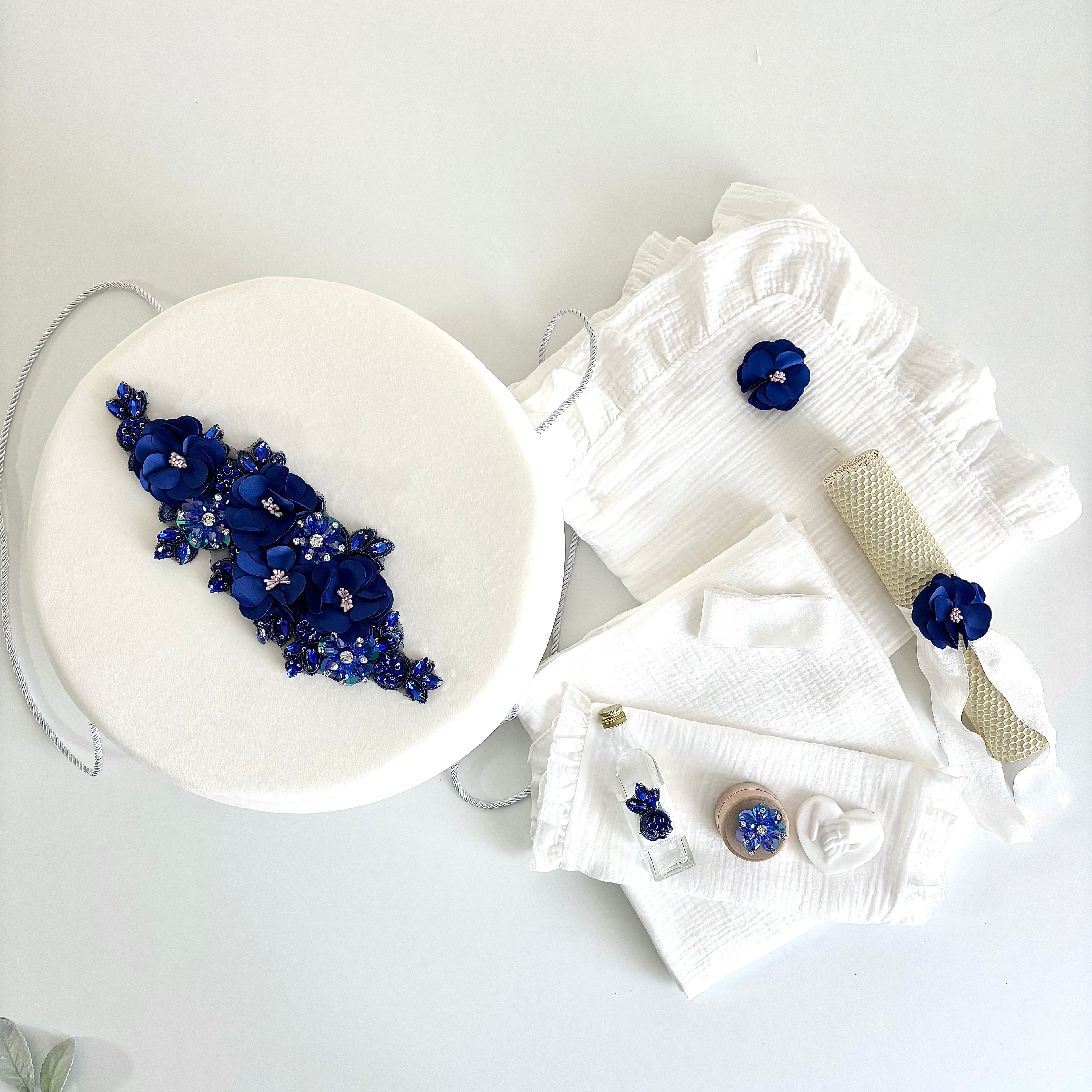 Set -Trusou din muselina Personalizat pentru Botez + Cutie pentru trusou + Lumânare pentru Botez - Model 1021