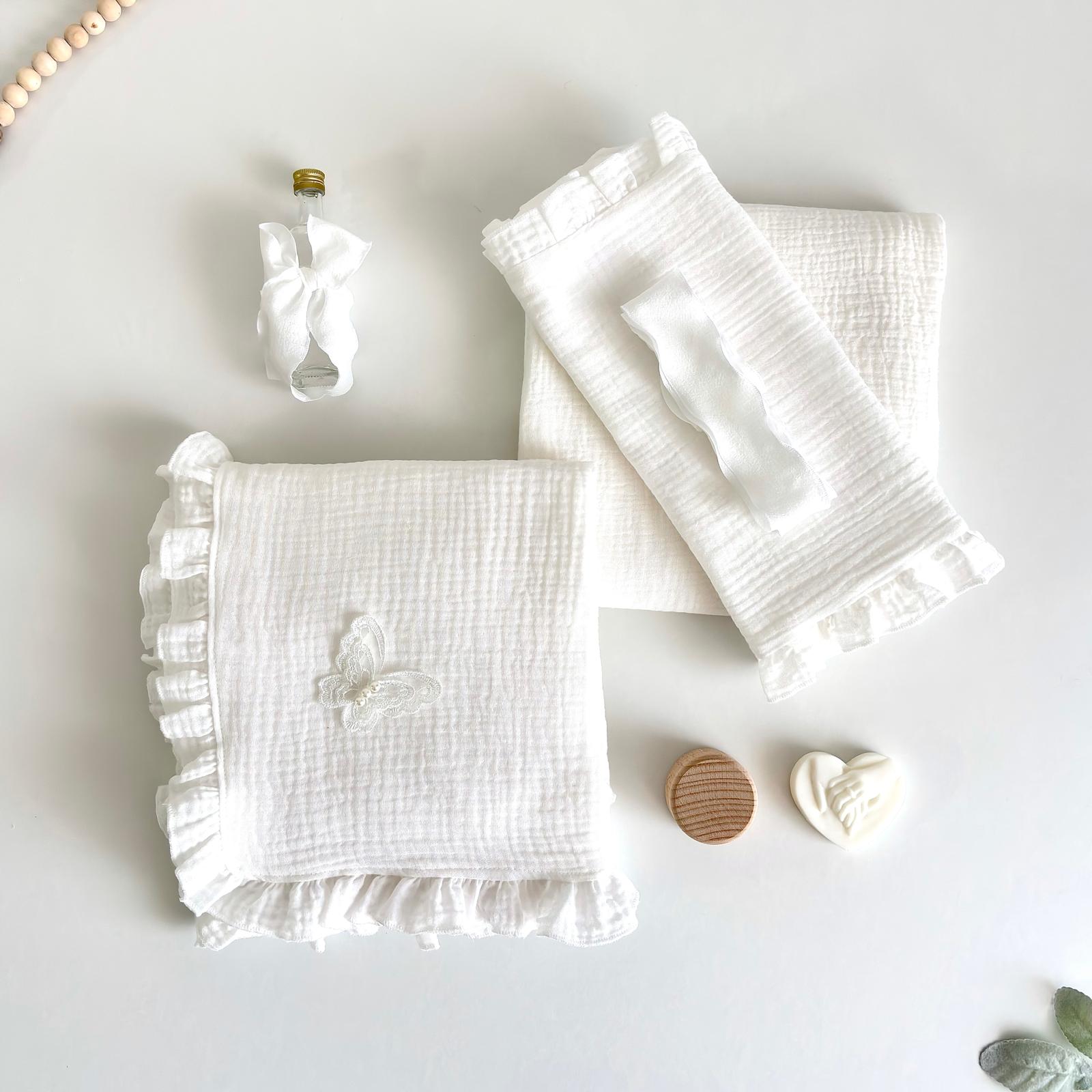 Trusou din Muselina Ivory Pentru Botez cu Fluture Alb