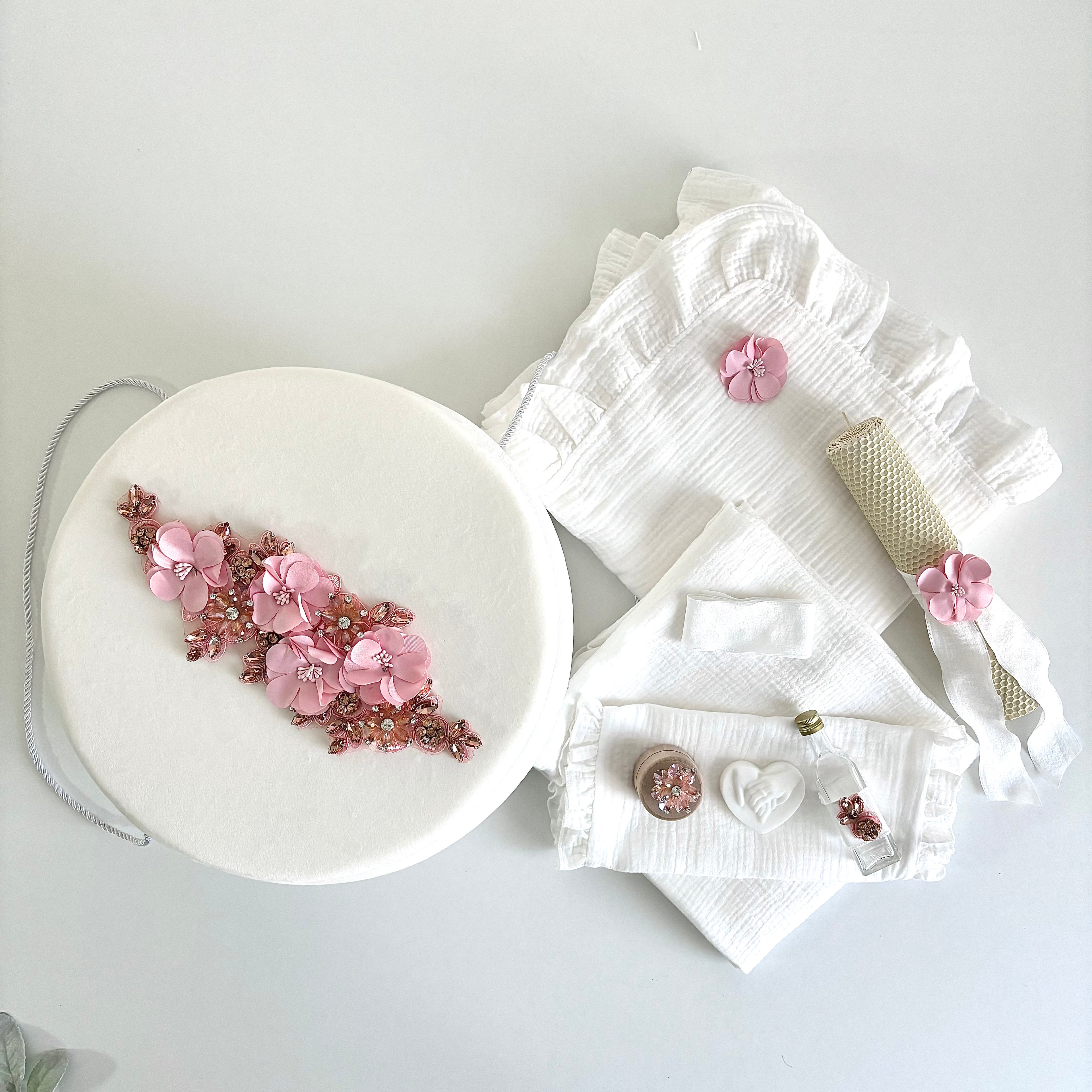 Set -Trusou din muselina pentru Botez + Cutie pentru trusou + Lumânare pentru Botez -Model 1022