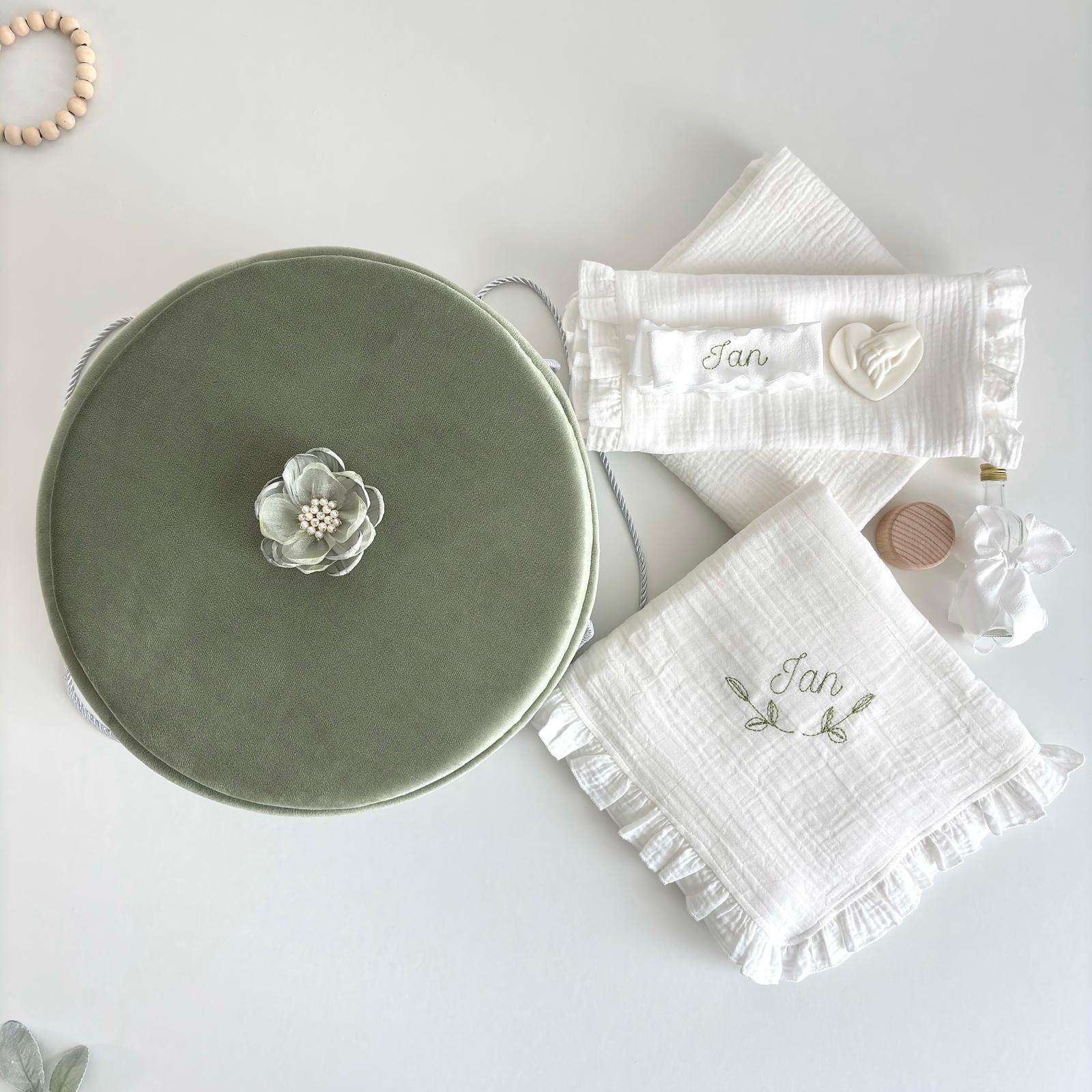 Trusou din Muselina Pentru Botez Personalizat + Cutie Pentru Trusou cu floare TB020