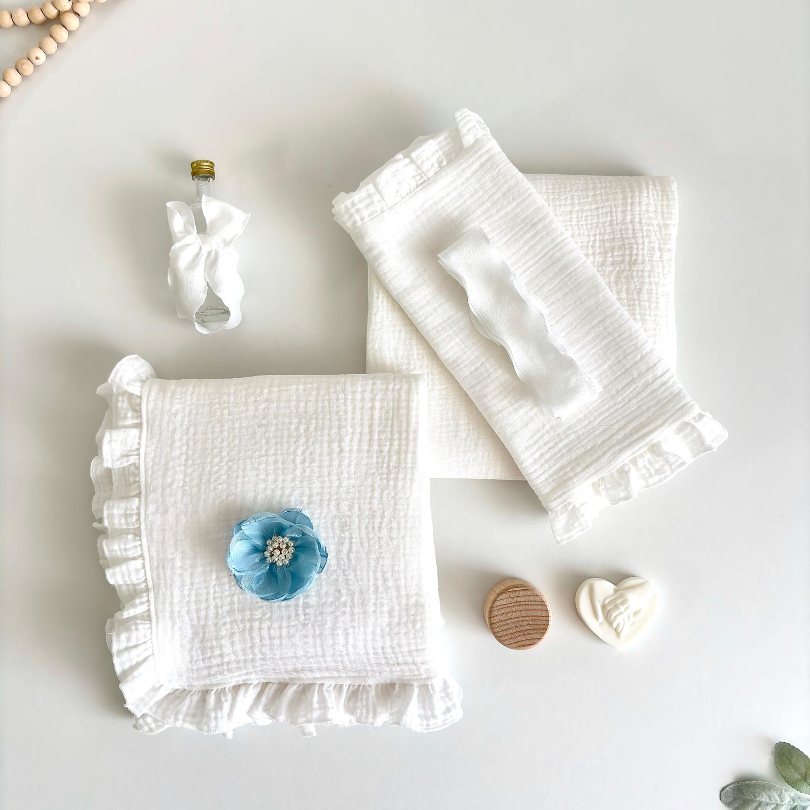 Trusou din Muselina Pentru Botez + Cutie Pentru Trusou cu Catifea Verde Olive cu floare Albastră