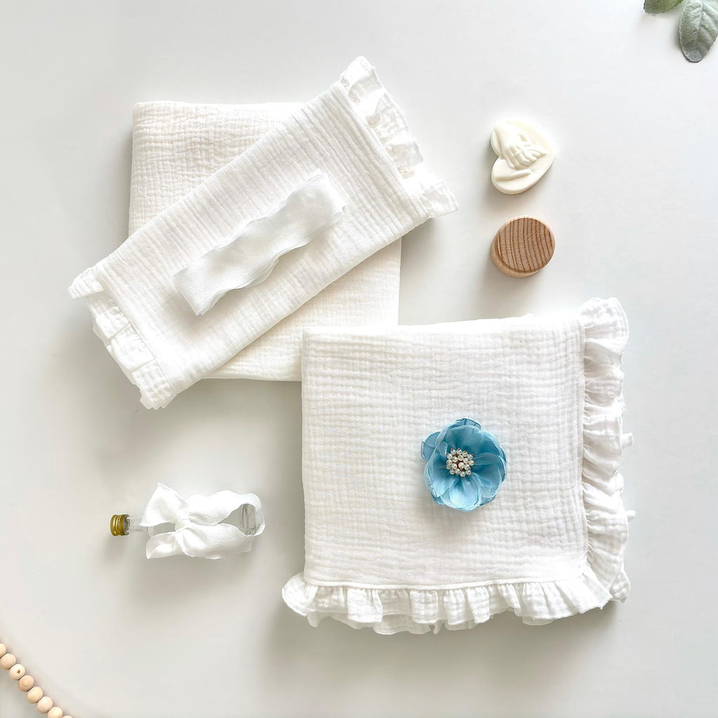 Trusou din Muselina Pentru Botez  cu floare albastră