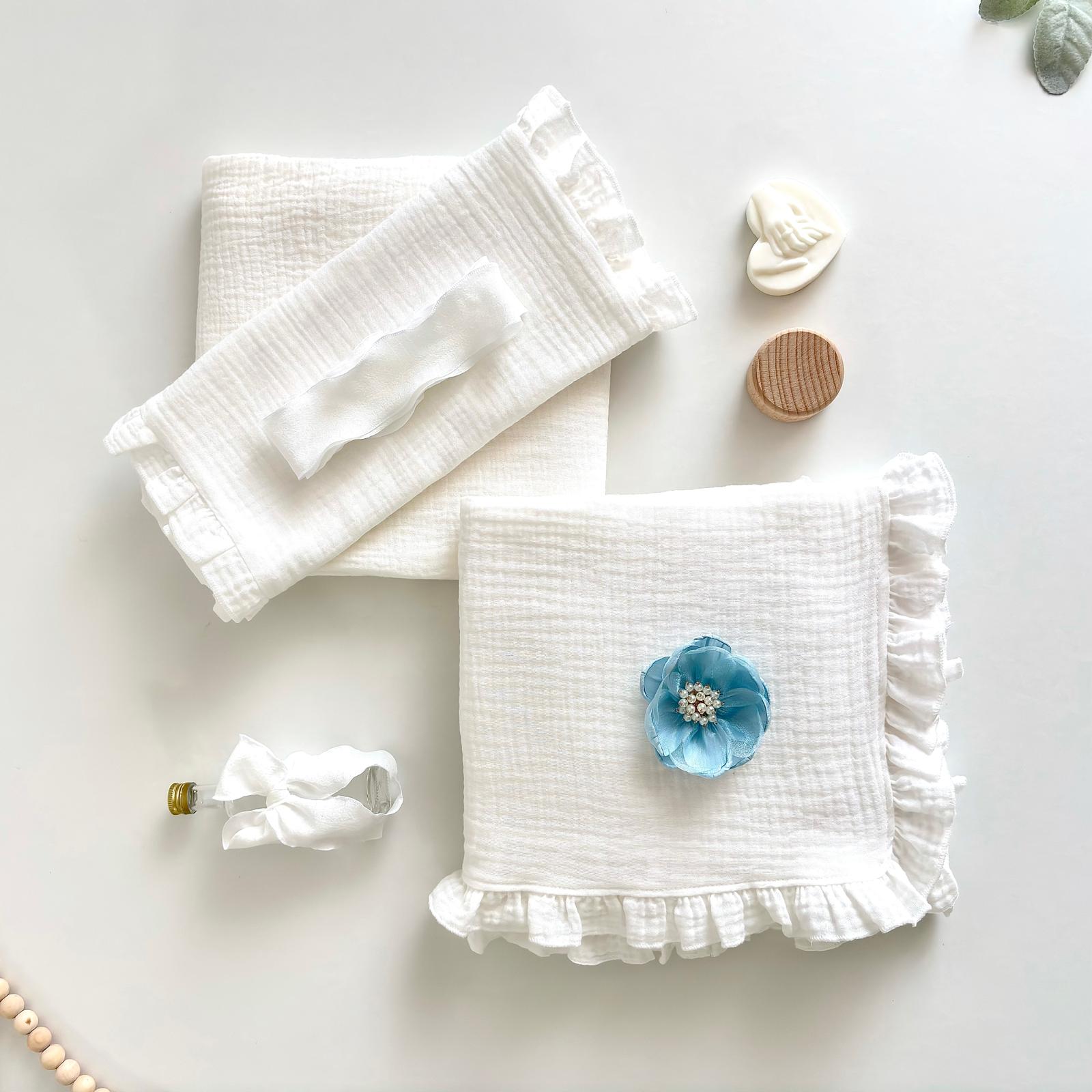 Trusou din Muselina Pentru Botez  cu floare albastră