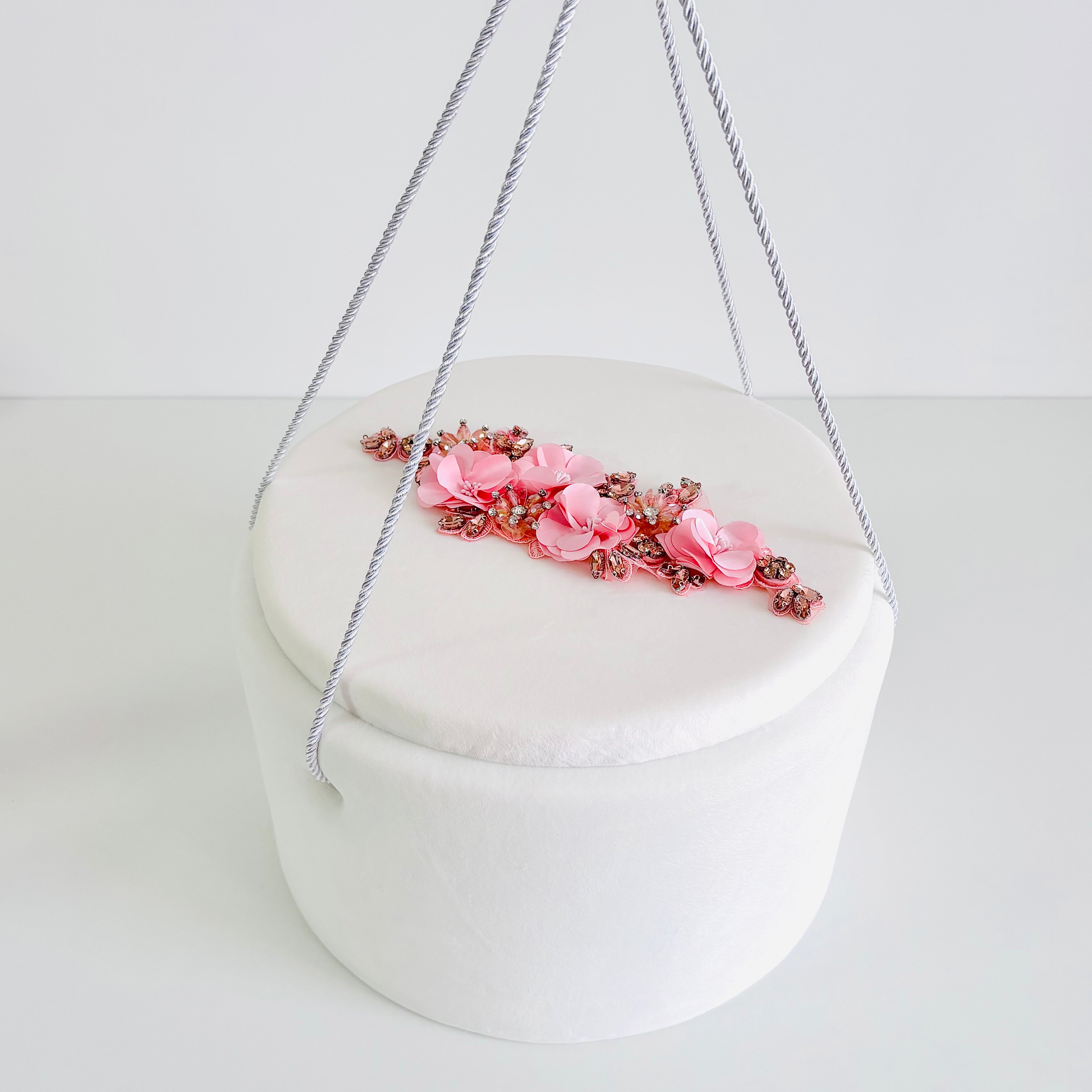 Set -Trusou din muselina pentru Botez + Cutie pentru trusou + Lumânare pentru Botez -Model 1022