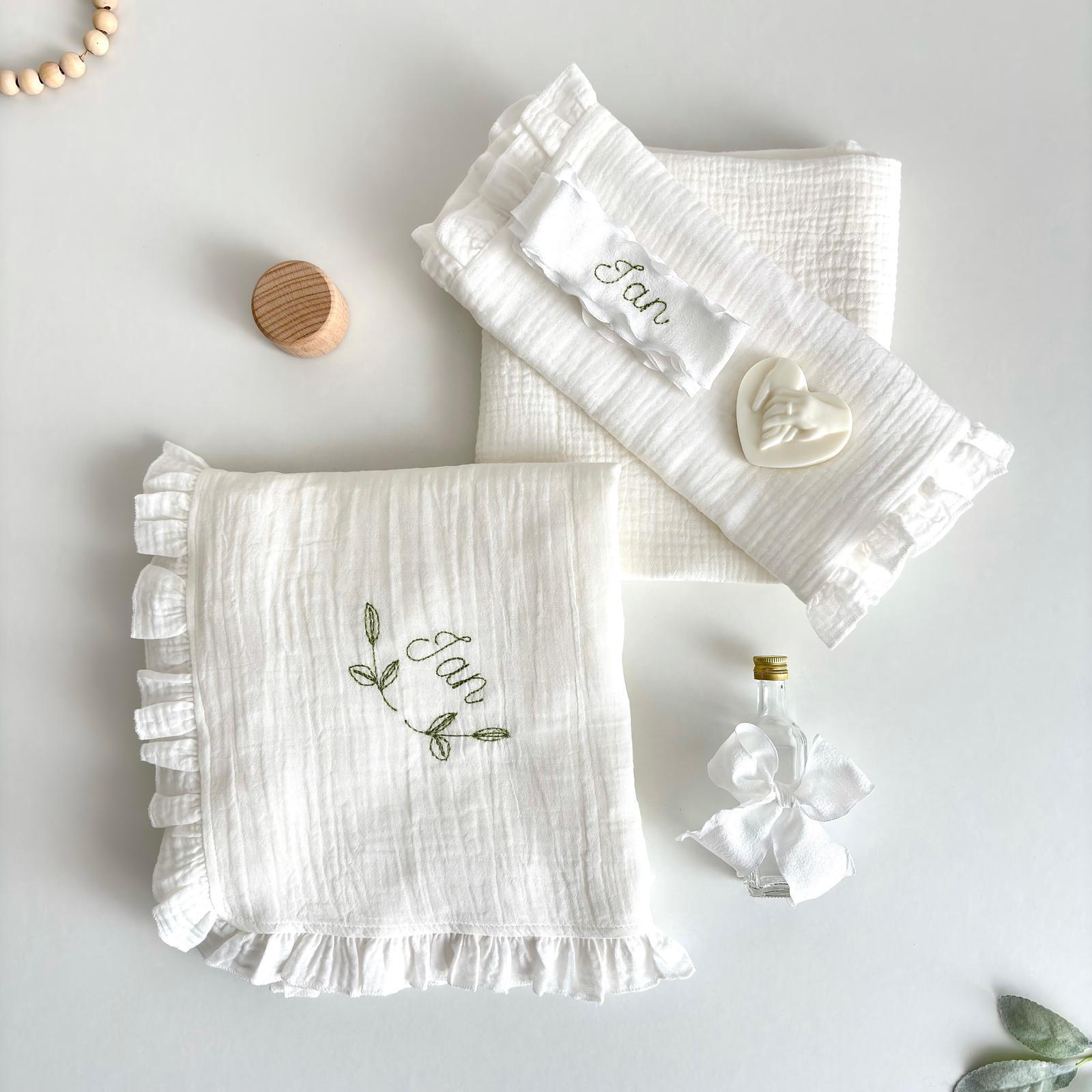 Trusou din Muselina Pentru Botez Personalizat + Cutie Pentru Trusou cu floare TB020