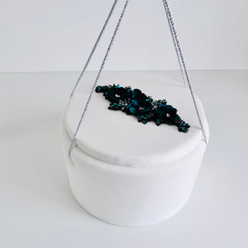 Set -Trusou din muselina pentru Botez + Cutie pentru trusou + Lumânare pentru Botez -Model 1023