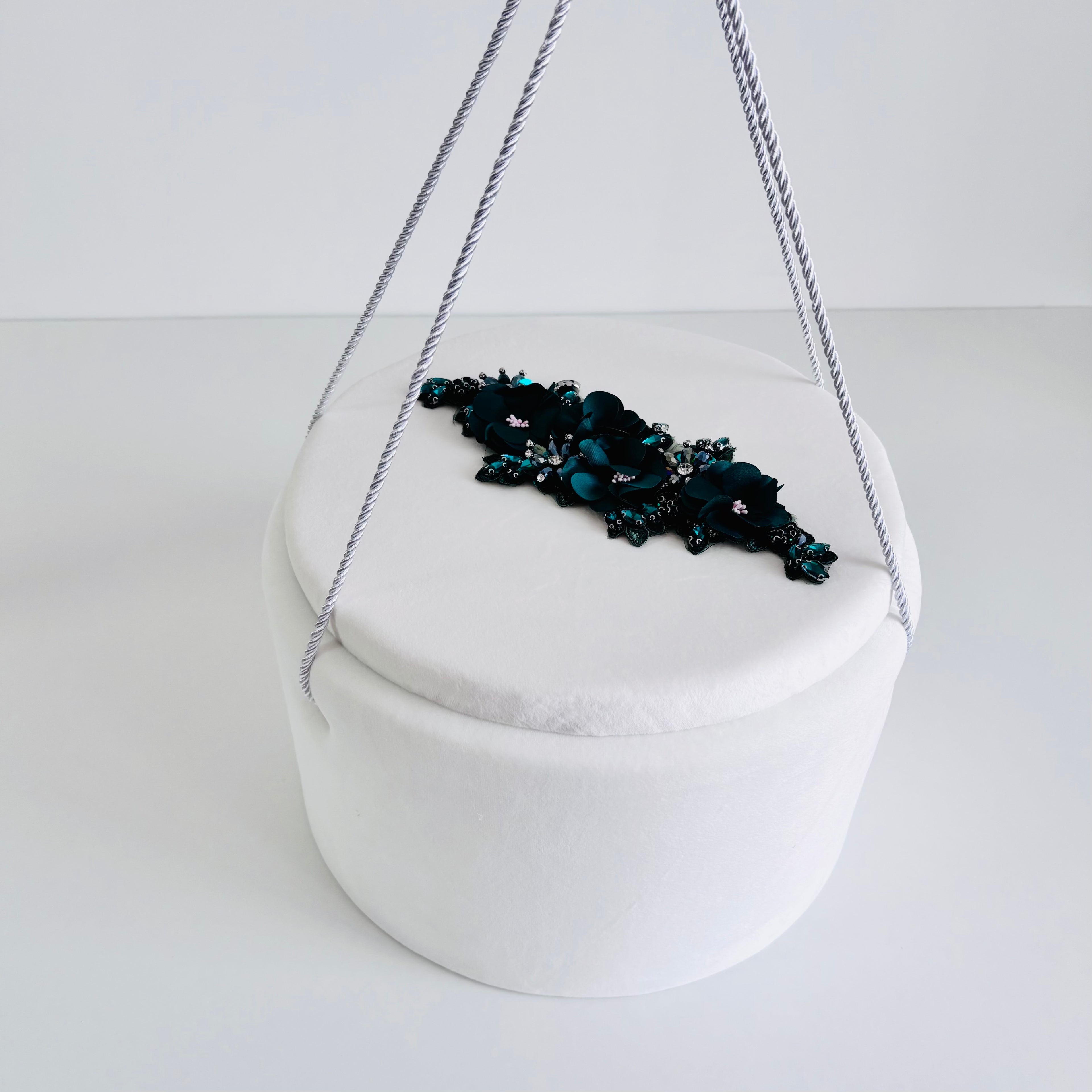 Set -Trusou din muselina pentru Botez + Cutie pentru trusou + Lumânare pentru Botez -Model 1023