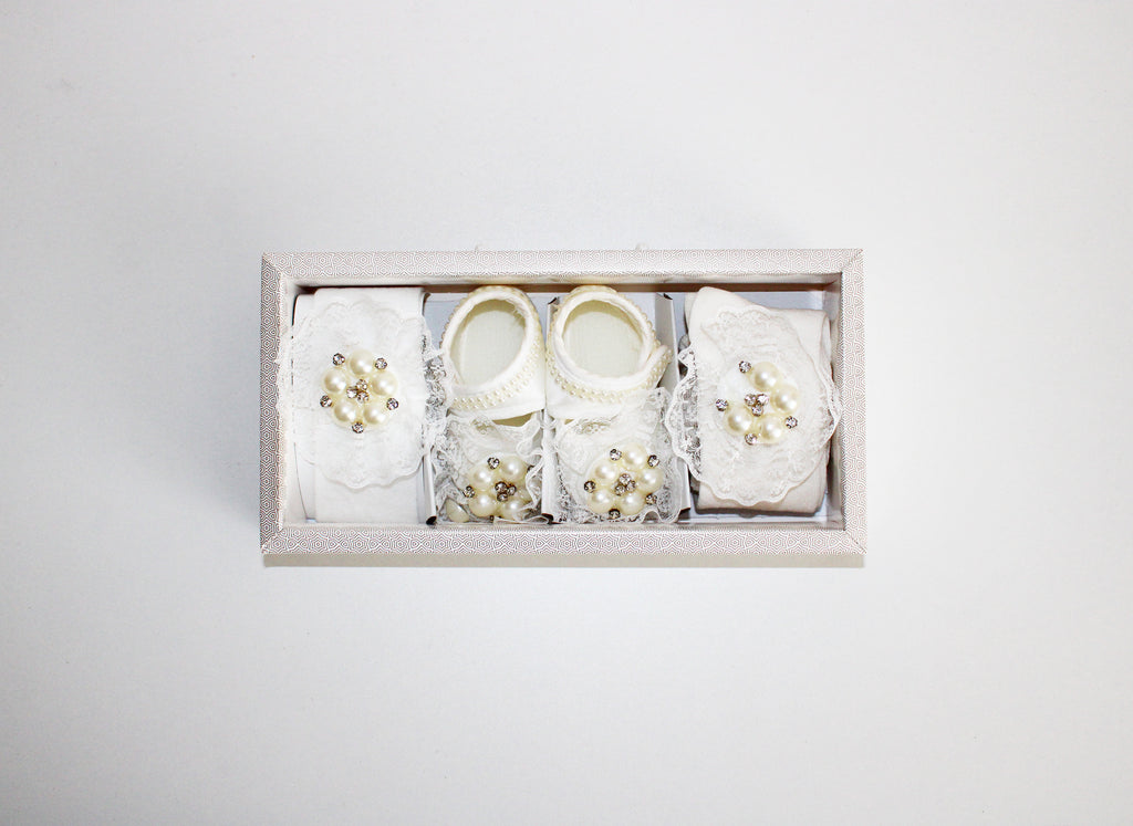 Set of 3 baby accessories, slippers, headband, socks