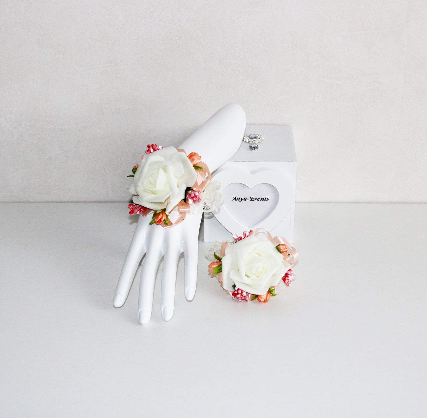 Flowers for the wedding - Corsage bracelet B025