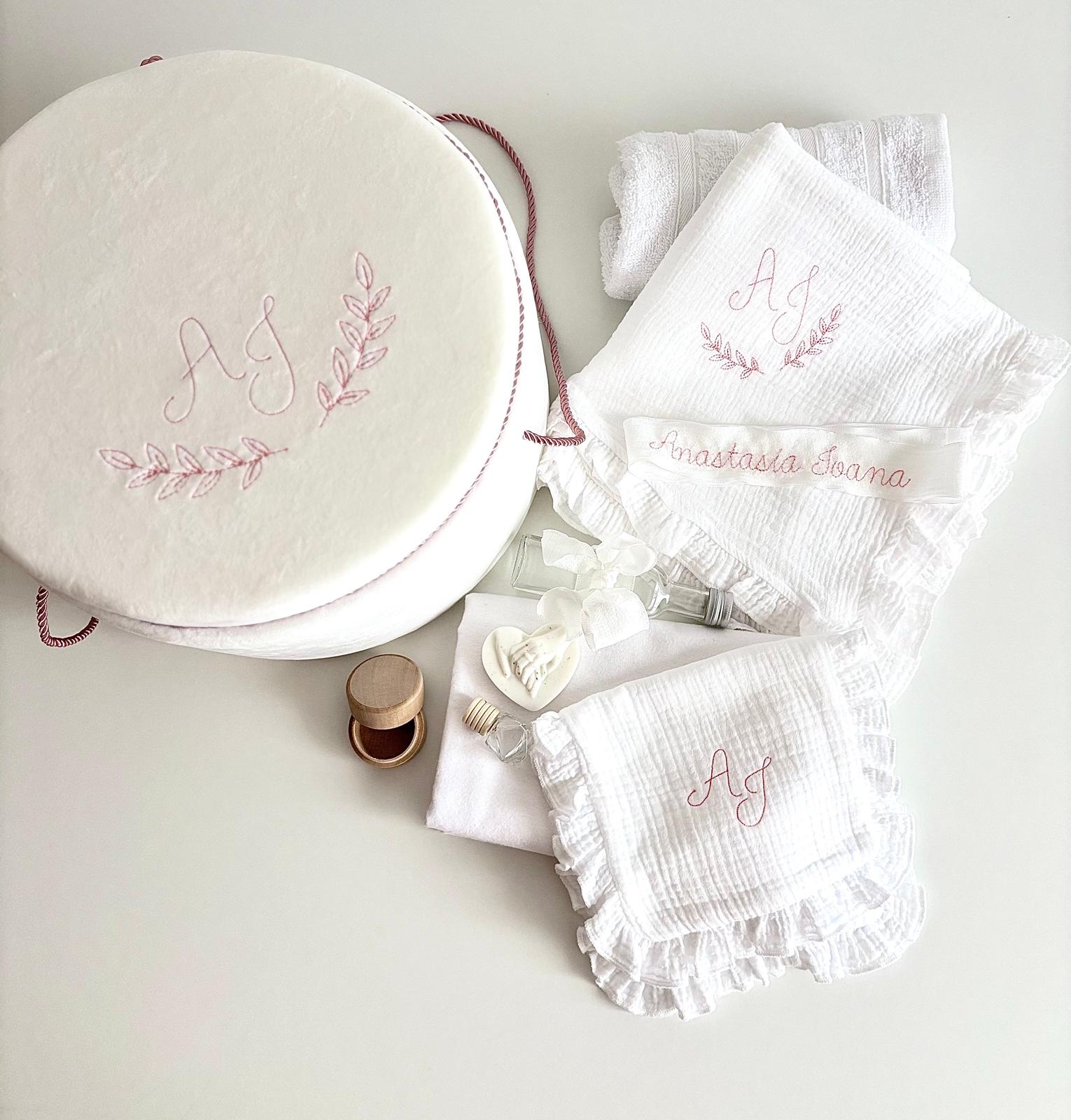 Trusou Personalizat pentru Botez + Cutie personalizată pentru trusou Model TB011