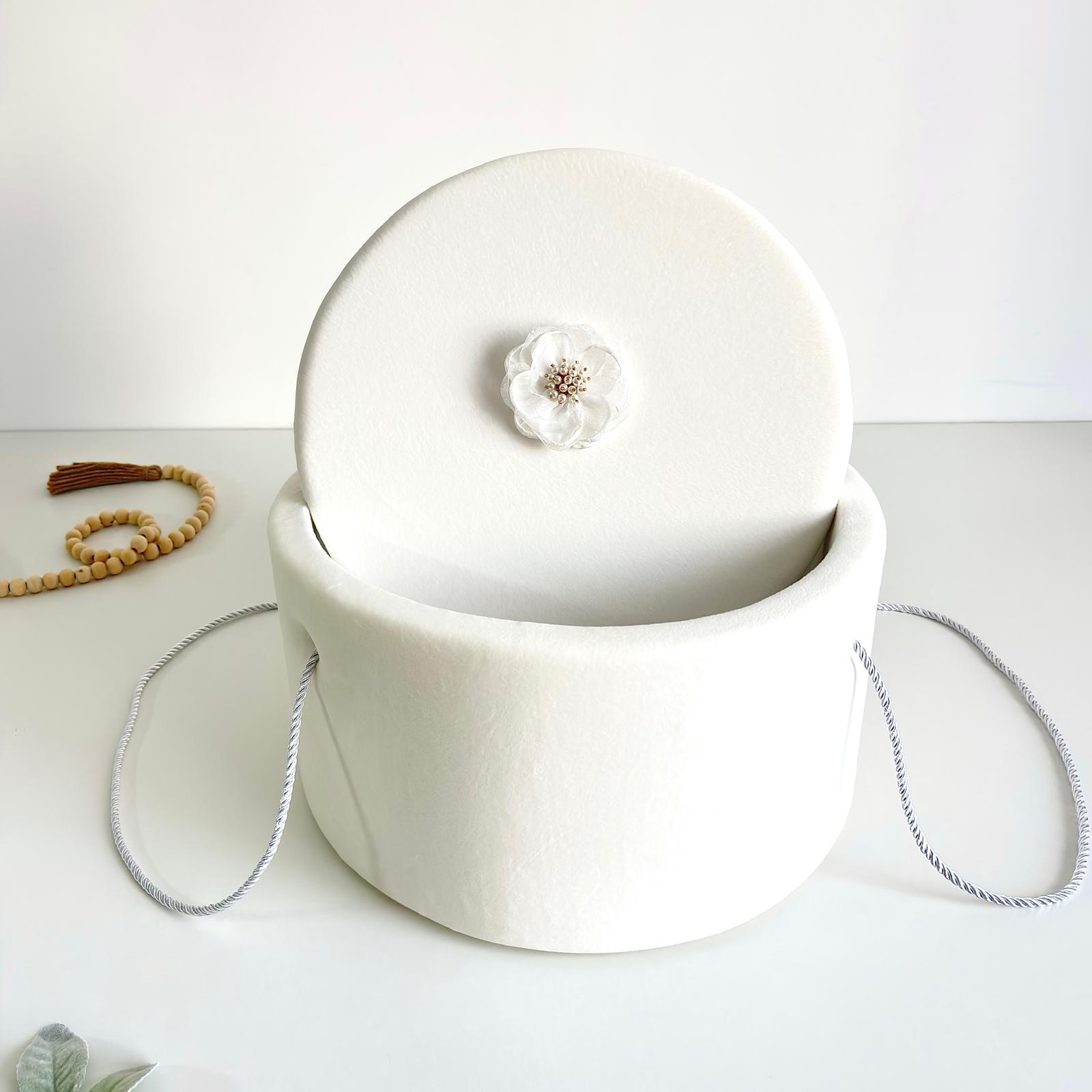 Cufăr pentru Trusoul de Botez Buretat cu Catifea Ivory cu floare Albă