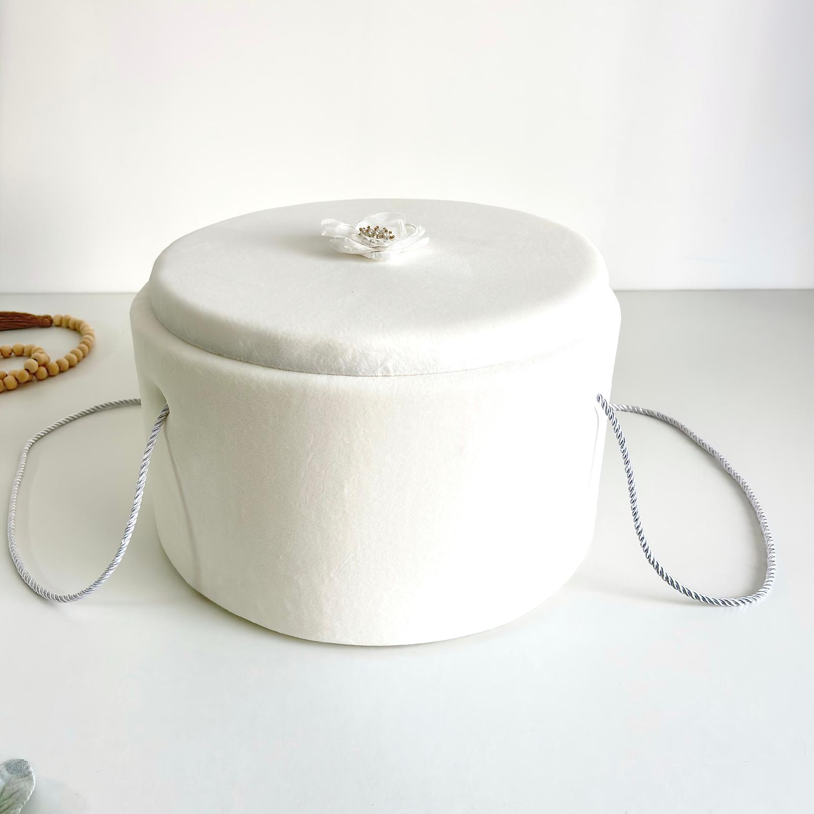 Cufăr pentru Trusoul de Botez Buretat cu Catifea Ivory cu floare Albă