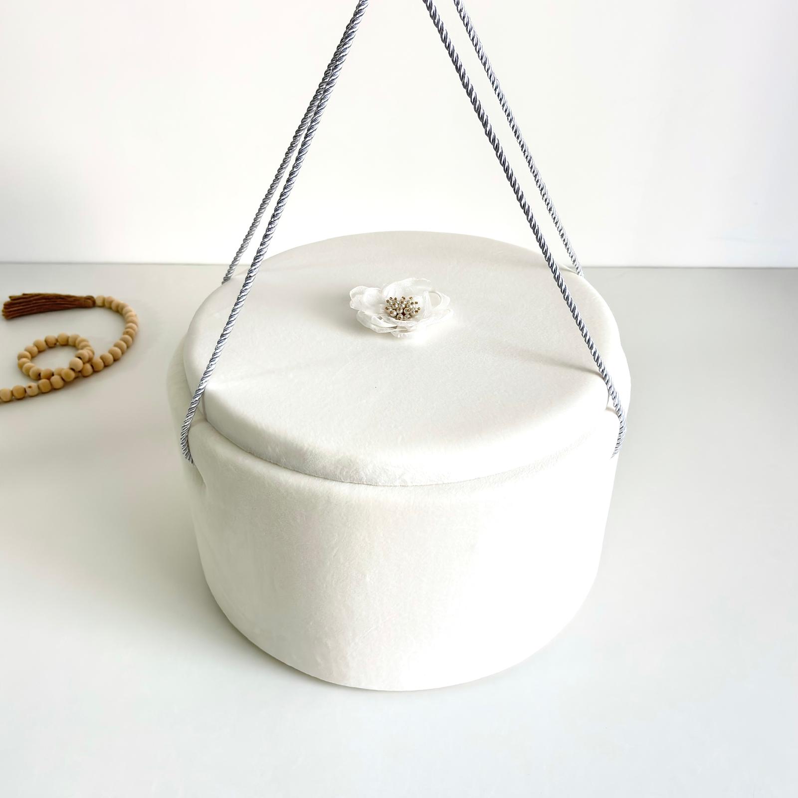 Cufăr pentru Trusoul de Botez Buretat cu Catifea Ivory cu floare Albă