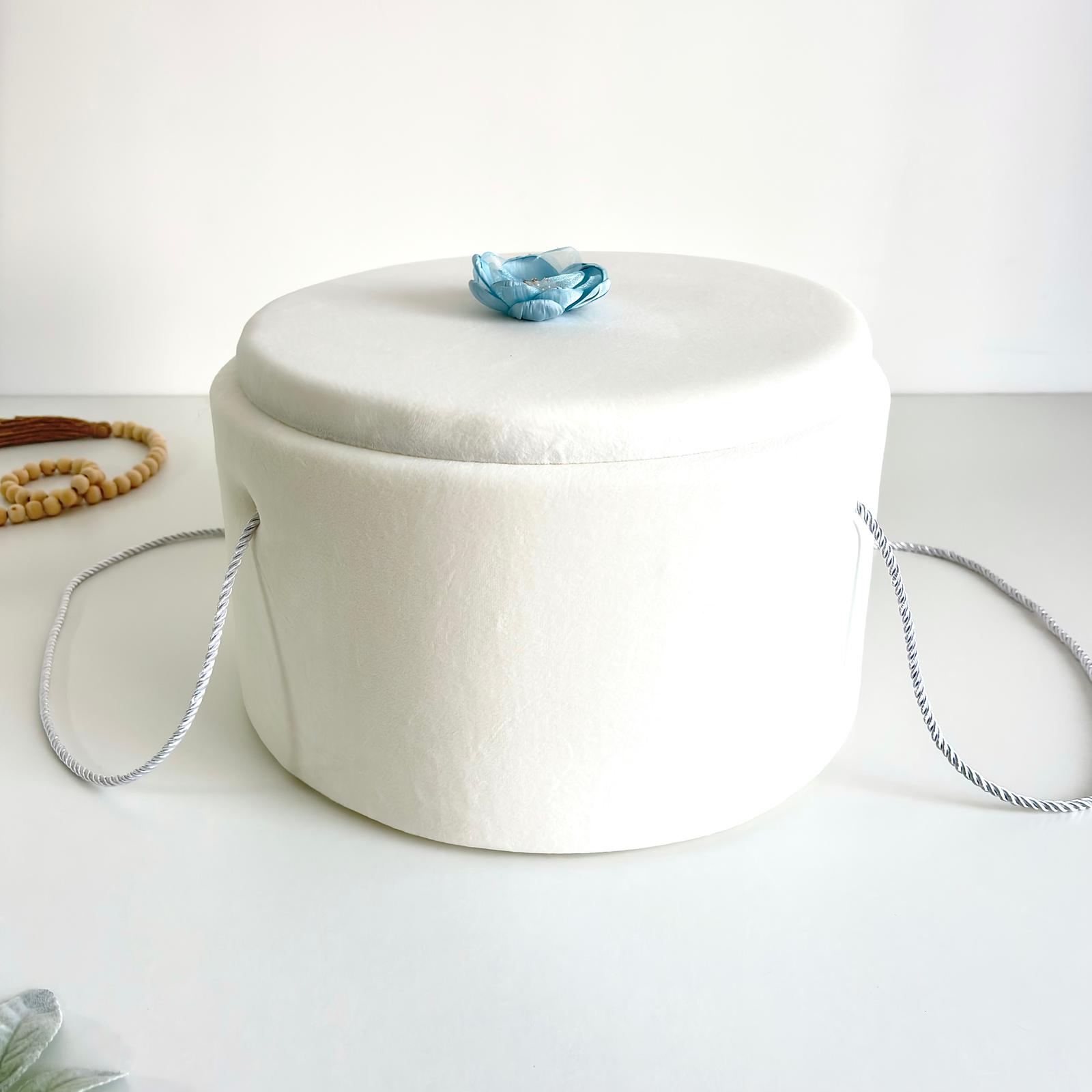 Cufăr pentru Trusoul de Botez Buretat cu Catifea Ivory cu floare Albastră