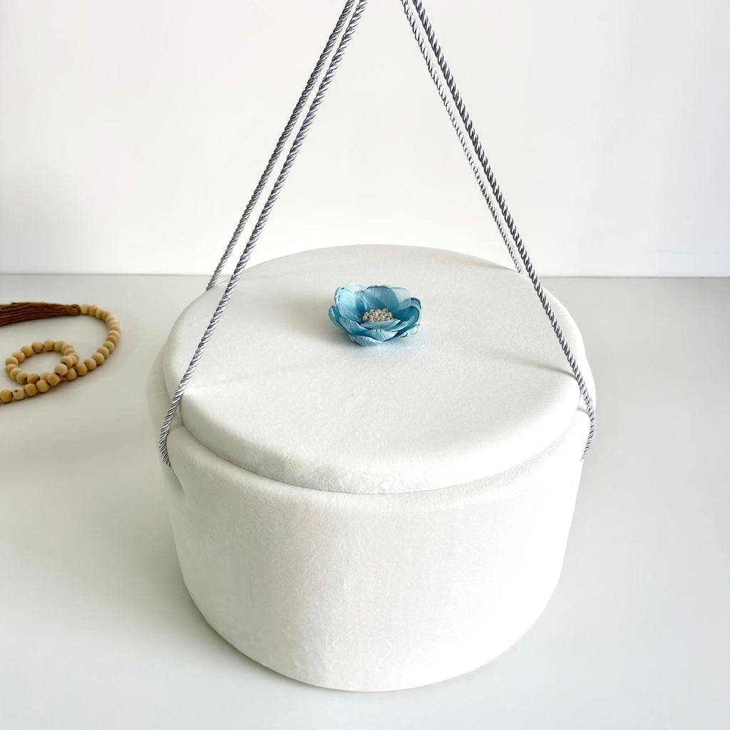 Cufăr pentru Trusoul de Botez Buretat cu Catifea Ivory cu floare Albastră