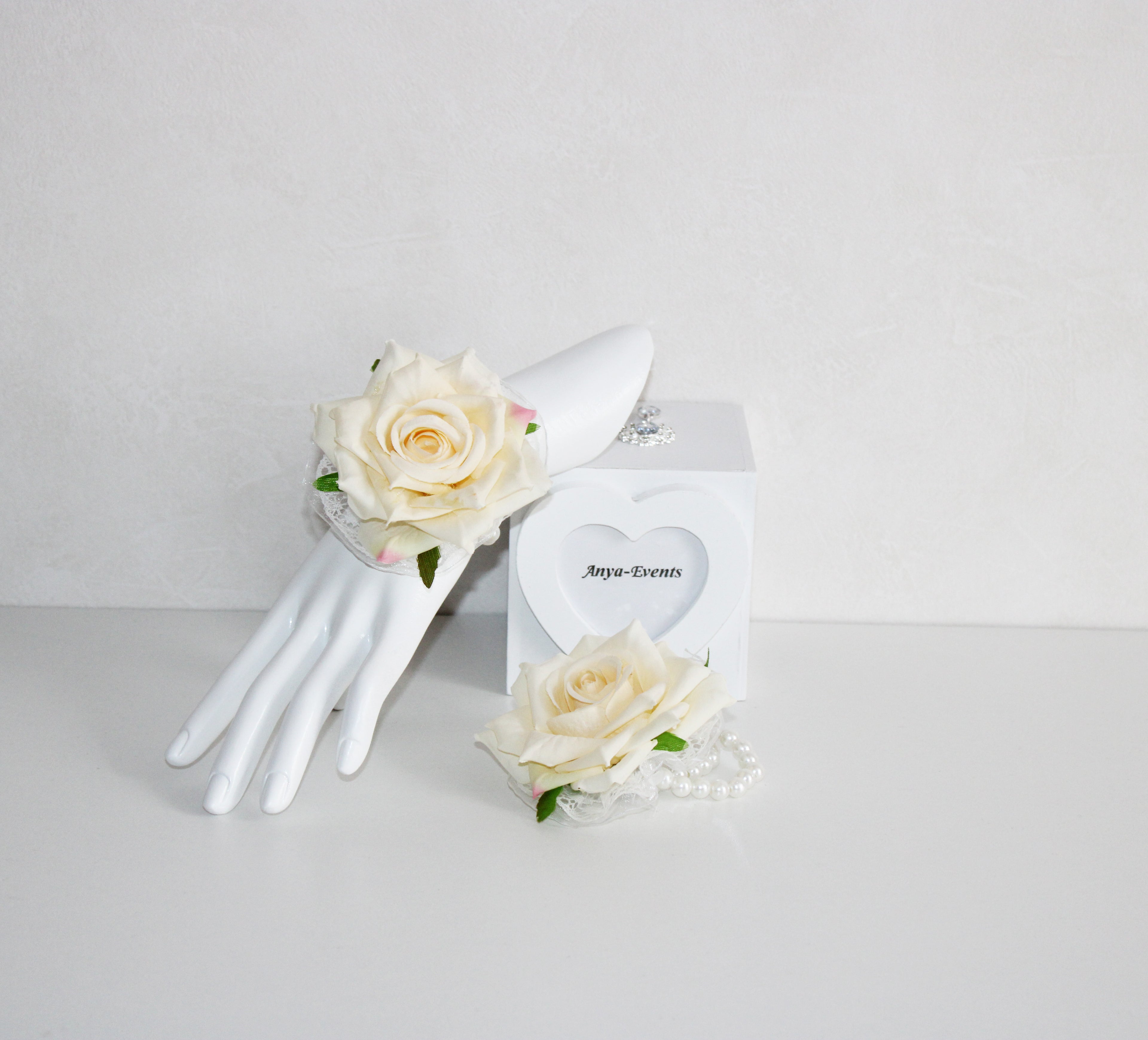 Flowers for the wedding - Corsage bracelet B030