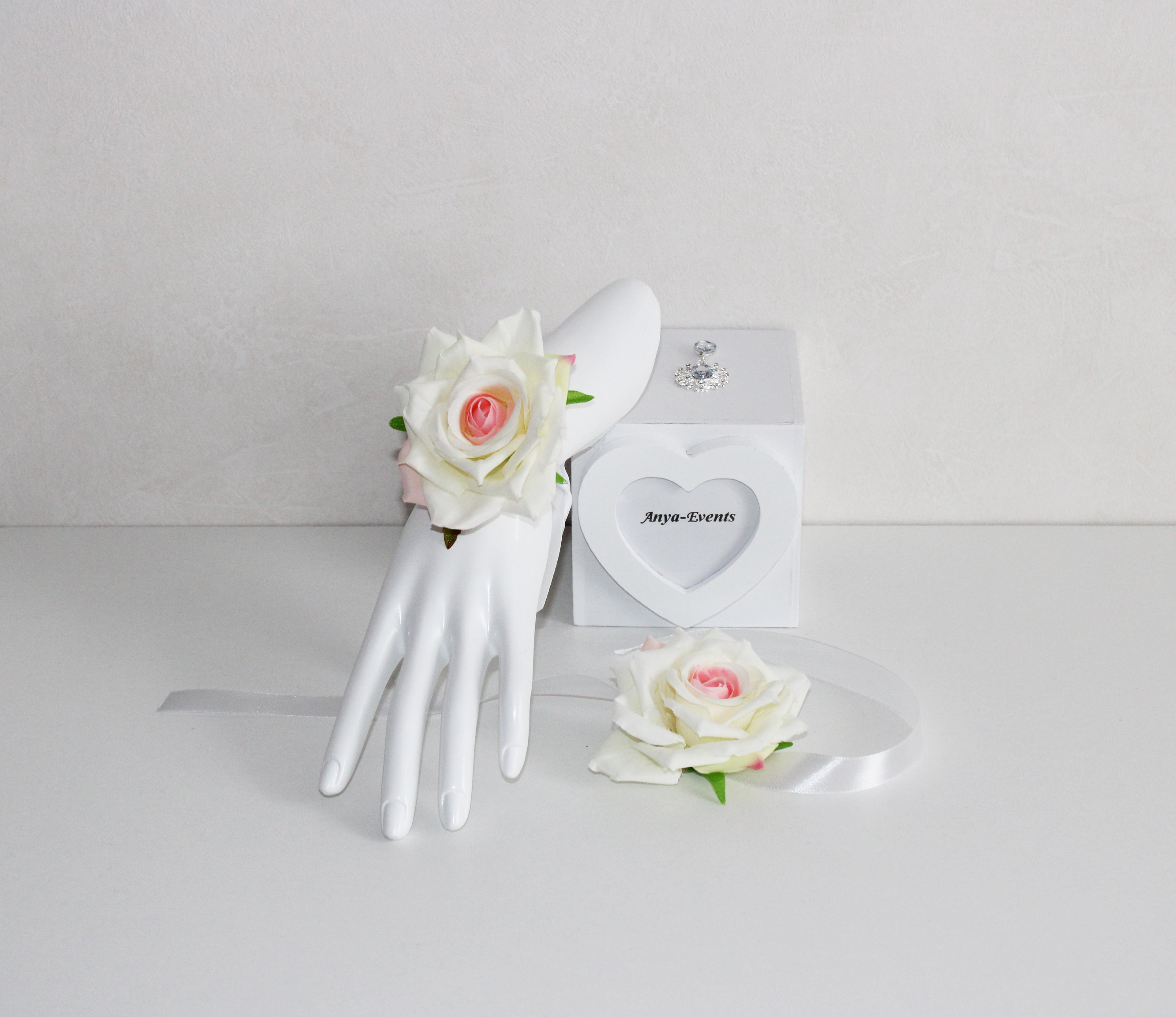 Flowers for the wedding - Corsage bracelet B030