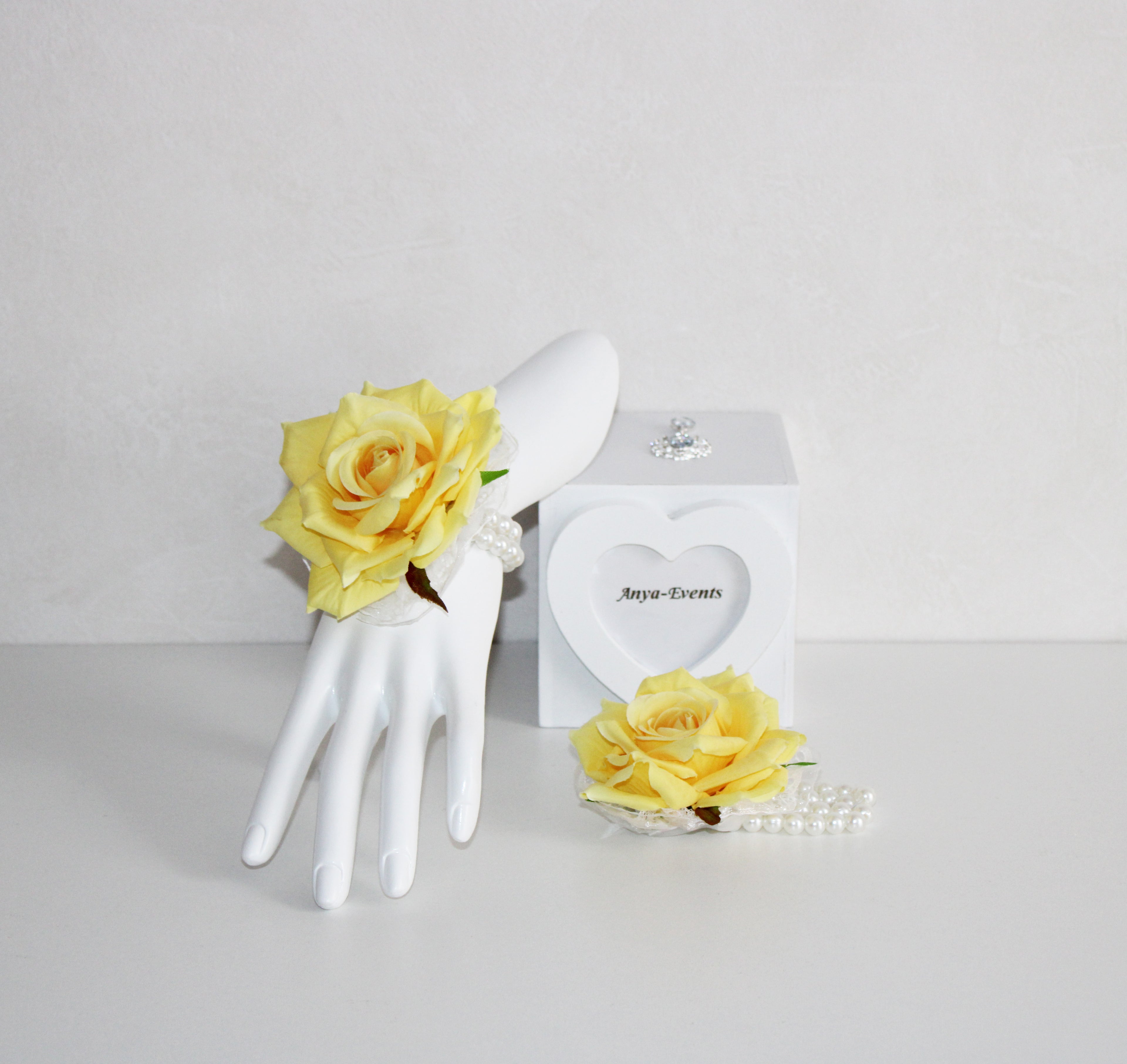 Flowers for the wedding - Corsage bracelet B030