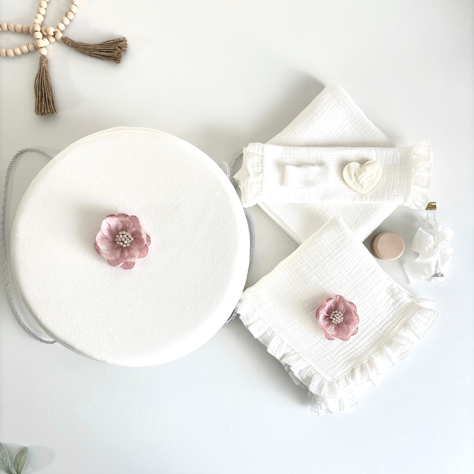 Trusou din Muselina Pentru Botez + Cutie Pentru Trusou cu floare  Roz