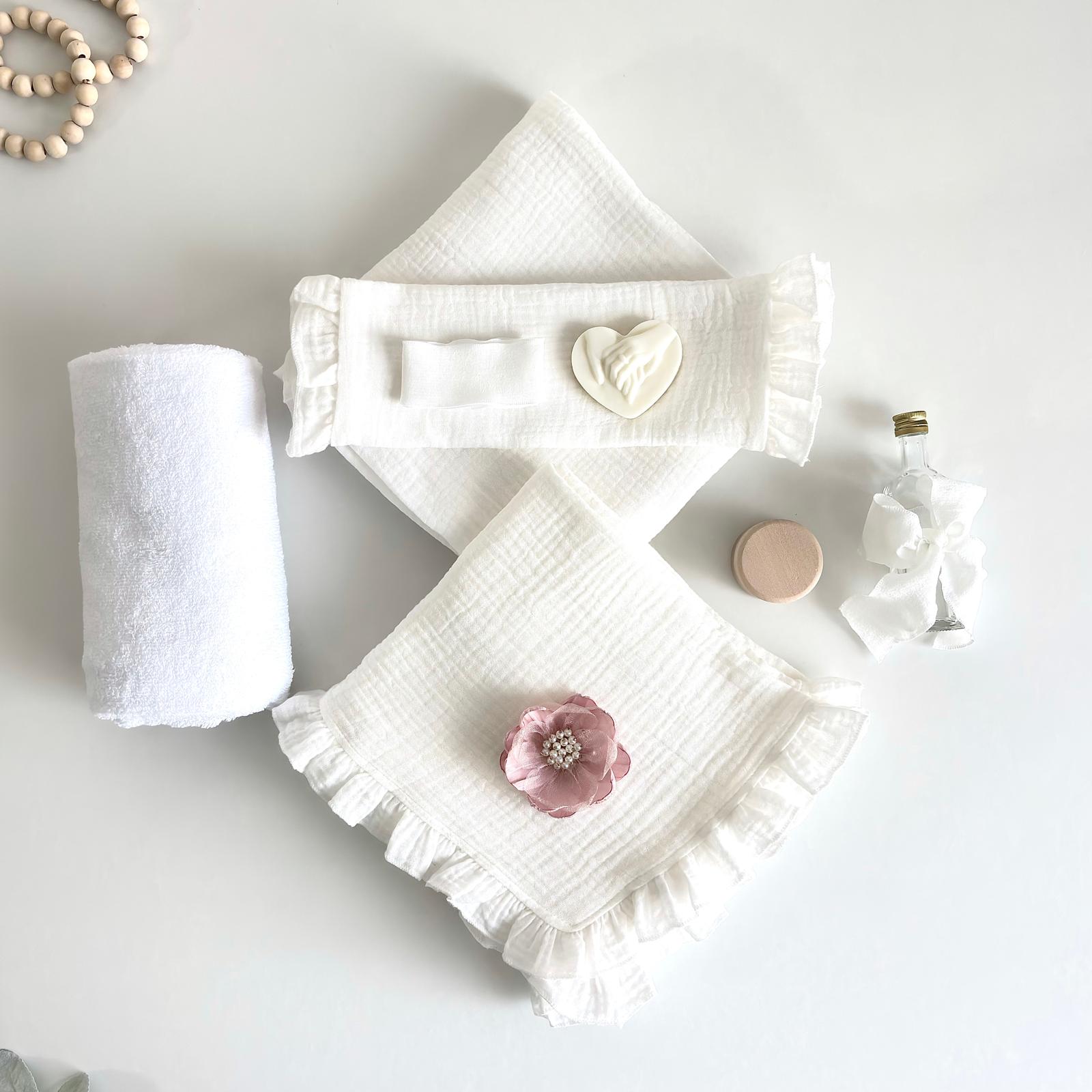 Trusou din Muselina Pentru Botez + Cutie Pentru Trusou cu Catifea Roz Pudra