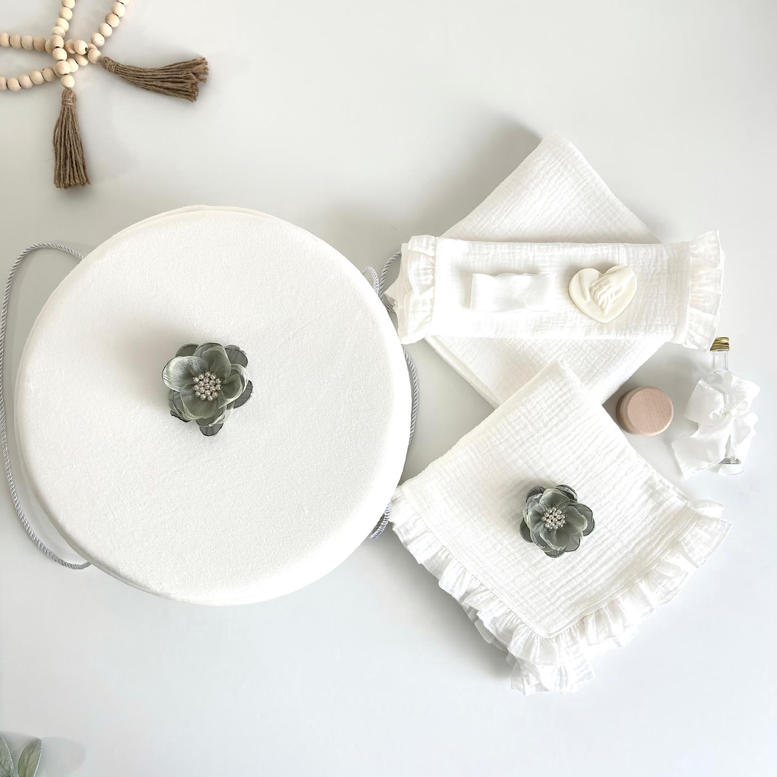 Trusou din Muselina Pentru Botez + Cutie Pentru Trusou cu floare  Verde