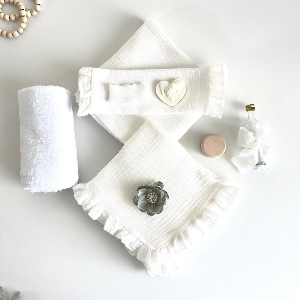 Trusou din Muselina Pentru Botez + Cutie Pentru Trusou cu floare  Verde