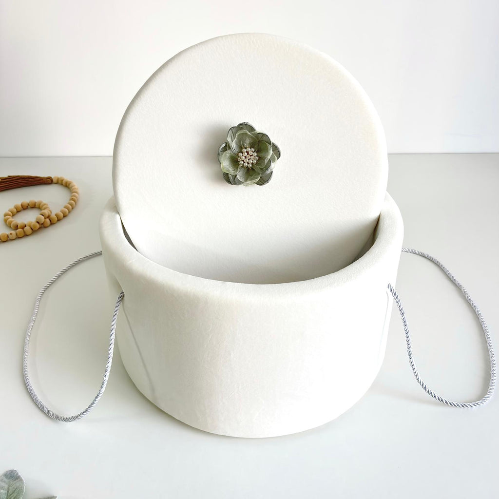 Trusou din Muselina Pentru Botez + Cutie Pentru Trusou cu floare  Verde