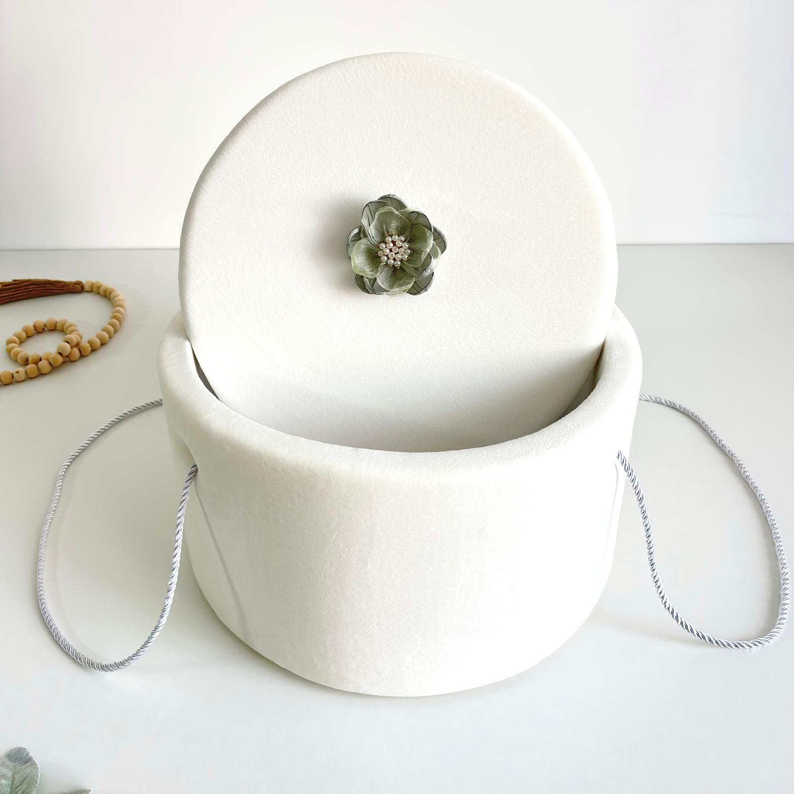 Cufăr pentru Trusoul de Botez Buretat cu Catifea Ivory cu floare Verde